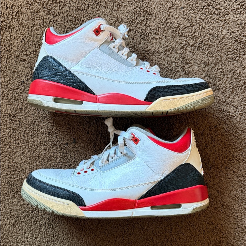 Nike Men’s White Black Red Retro Sneakers